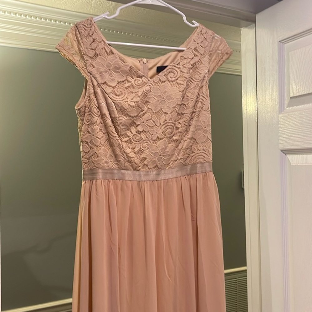 New wo tag Dress tales wedding dress. Cream and has lining. Simple short sleeve
